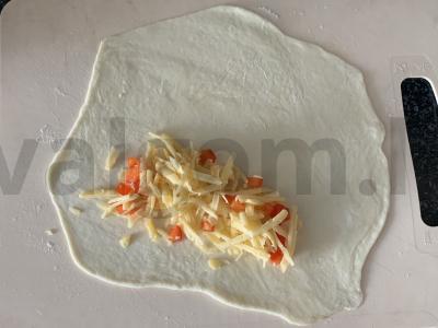 Čeburekai su mineraliniu vandeniu, sūriu ir pipirais Žingsnis 5