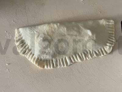 Čeburekai su mineraliniu vandeniu, sūriu ir pipirais Žingsnis 6