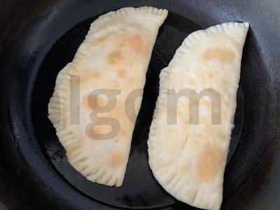 Čeburekai su mineraliniu vandeniu, sūriu ir pipirais Žingsnis 7