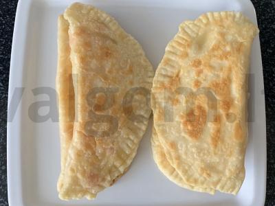 Čeburekai su mineraliniu vandeniu, sūriu ir pipirais pagrindine nuotrauka