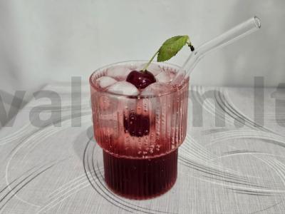 Vyšnių limonadas su sultimis pagrindine nuotrauka