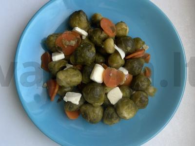 Briuselio kopūstai su česnaku ir juodaisiais pipirais pagrindine nuotrauka