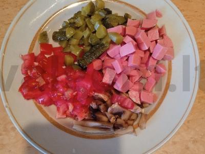 Pica su dešrelėmis ir pomidorais ant tortilijos Žingsnis 3