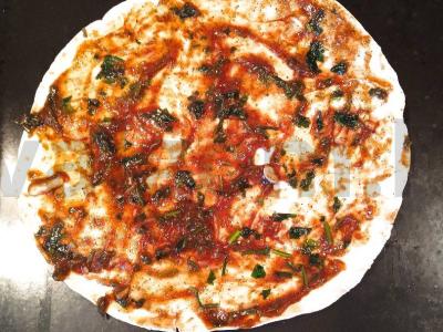 Pica su dešrelėmis ir pomidorais ant tortilijos Žingsnis 4