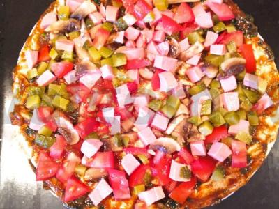 Pica su dešrelėmis ir pomidorais ant tortilijos Žingsnis 6