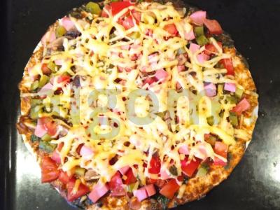 Pica su dešrelėmis ir pomidorais ant tortilijos pagrindine nuotrauka