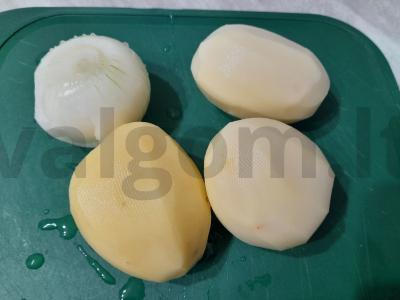 Troškinta bulvė su jautienos kepenimis lėtoje viryklėje Žingsnis 1