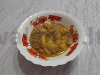 Troškinta bulvė su jautienos kepenimis lėtoje viryklėje pagrindine nuotrauka