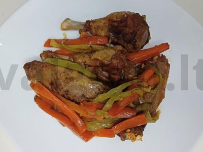 Anties sparneliai su morkomis ir saldžiaisiais pipirais pagrindine nuotrauka