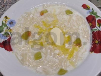 Rytinė pusryčių makaronų sriuba pagrindine nuotrauka