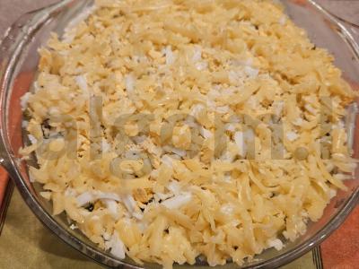 Sluoksniuotas salotas su vištienos kepenėlėmis pagrindine nuotrauka