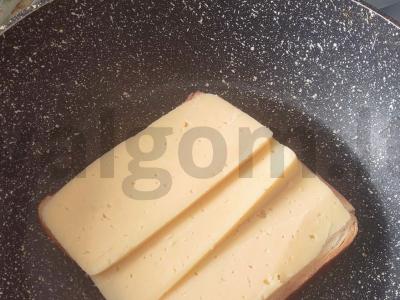 Sūrio sumuštinis keptuvėje Žingsnis 3