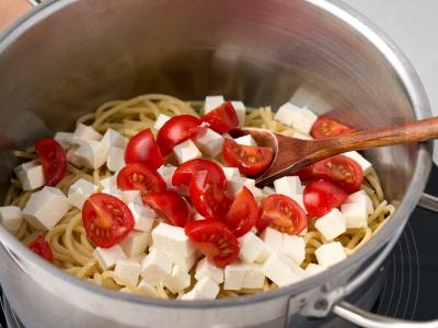 Spagečiai su feta ir pomidorais Žingsnis 3