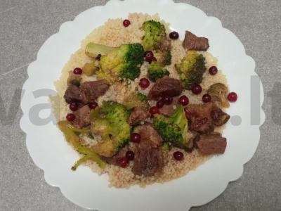 Aštrus jautienos patiekalas su brokoliais ir kuskuso garnyru pagrindine nuotrauka