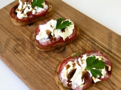 Brusketa su pesto ir pomidorais pagrindine nuotrauka