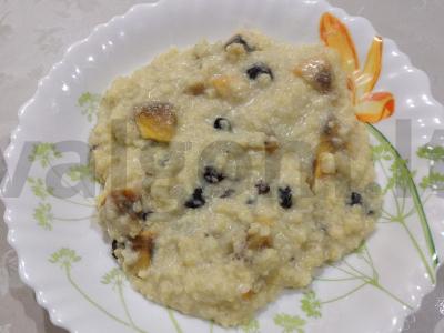 Nuostabi grikių košė su persimonu ir razinomis pagrindine nuotrauka