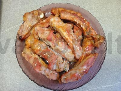 Kepti kiaulienos šonkauliai aštriame sojų padaže pagrindine nuotrauka