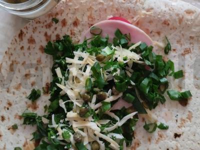 Tortilija su virtos-rūkyto kumpio sumuštiniu su kaparėliais Žingsnis 3