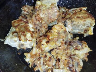 Keptas menkė su svogūnais Žingsnis 13