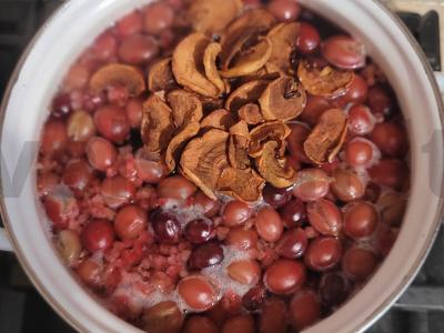 Ryškus kompotas su agrastais, avietėmis ir džiovintais obuoliais Žingsnis 2