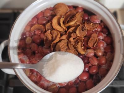 Ryškus kompotas su agrastais, avietėmis ir džiovintais obuoliais Žingsnis 3