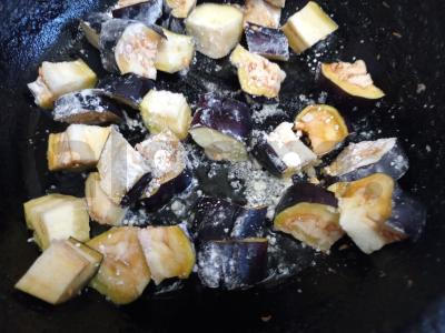 Salotas su traškiais baklažanais ir terijaki padažu Žingsnis 3