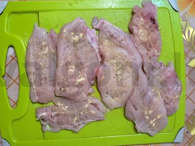 Sultinga vištienos krūtinėlė su grybais po sūrio plutele Žingsnis 1