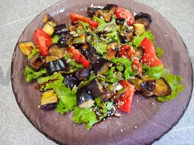 Salotas su traškiais baklažanais ir terijaki padažu pagrindine nuotrauka