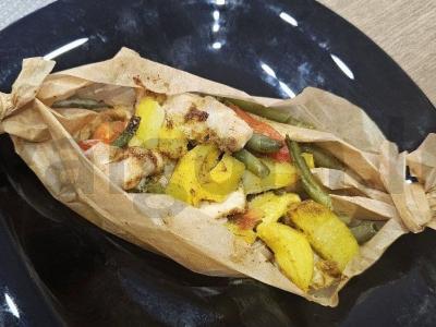 Vištiena su daržovėmis orkaitėje pagrindine nuotrauka