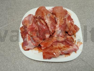 Kepti kiaulienos šonkauliai su medumi ir sezamu Žingsnis 2