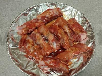 Kepti kiaulienos šonkauliai su medumi ir sezamu Žingsnis 3