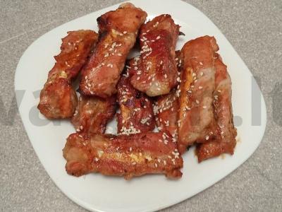 Kepti kiaulienos šonkauliai su medumi ir sezamu pagrindine nuotrauka