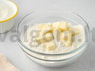 Grietinės pyragas su sūriu ir žolelėmis Žingsnis 1