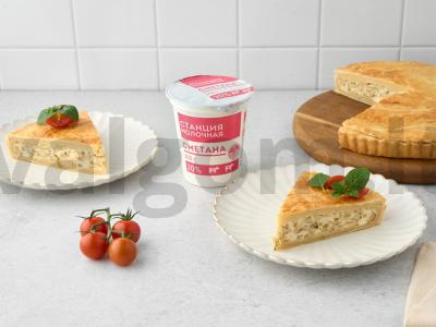 Grietinės pyragas su sūriu ir žolelėmis pagrindine nuotrauka