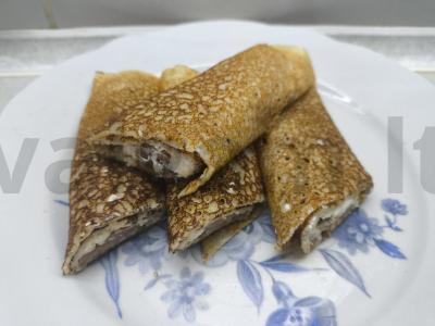 Blynai su graikišku jogurtu ir šviežia lašiša pagrindine nuotrauka