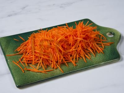 Skani korėjietiška morkų salota Žingsnis 1