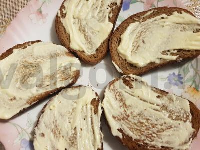 Krustingi sumuštiniai su šprotų, marinuotų agurkų ir kiaušiniu Žingsnis 3