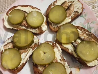 Krustingi sumuštiniai su šprotų, marinuotų agurkų ir kiaušiniu Žingsnis 5