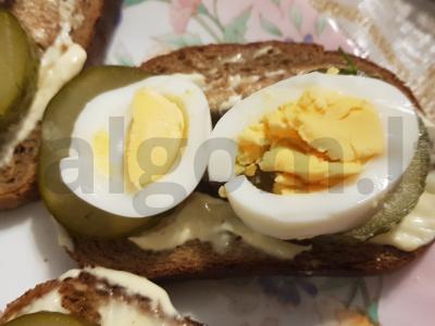 Krustingi sumuštiniai su šprotų, marinuotų agurkų ir kiaušiniu Žingsnis 6