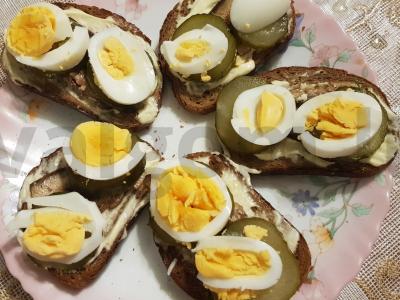 Krustingi sumuštiniai su šprotų, marinuotų agurkų ir kiaušiniu pagrindine nuotrauka