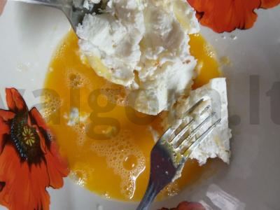 Sūrio blynai su varškės sūriu ant sviesto Žingsnis 1