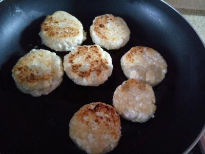 Sūrio blynai su varškės sūriu ant sviesto Žingsnis 6