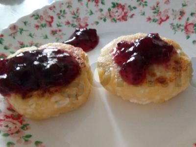 Sūrio blynai su varškės sūriu ant sviesto pagrindine nuotrauka