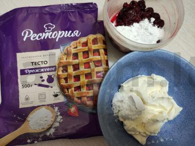 Kepiniai su mieliniu tešla, varškės sūriu ir vyšniomis Žingsnis 2