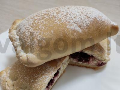 Kepiniai su mieliniu tešla, varškės sūriu ir vyšniomis pagrindine nuotrauka