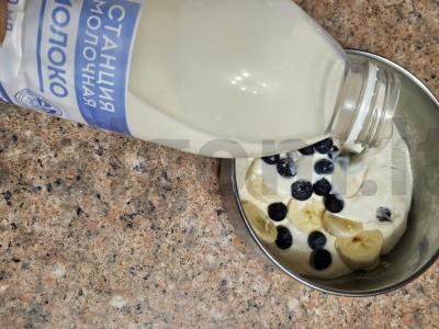 Baltymų kokteilis su bananais ir mėlynėmis Žingsnis 2