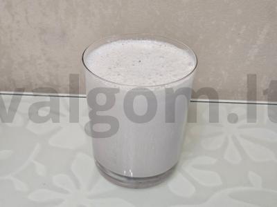 Baltymų kokteilis su bananais ir mėlynėmis pagrindine nuotrauka