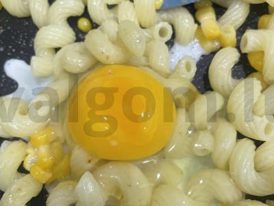 Kepti makaronai su kiaušiniu ir kukurūzais Žingsnis 4