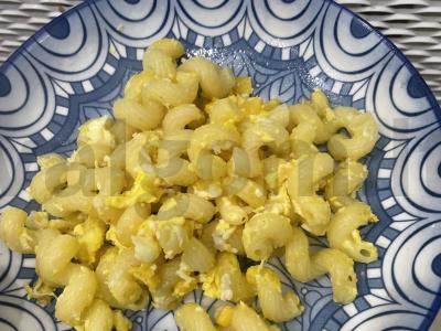 Kepti makaronai su kiaušiniu ir kukurūzais pagrindine nuotrauka