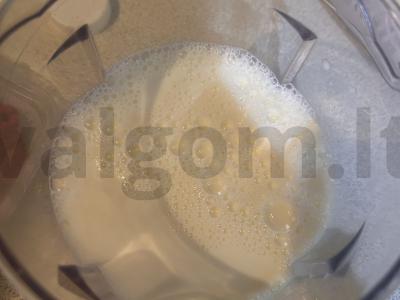 Pieno kokteilis-smuzi su bananais ir braškėmis Žingsnis 1